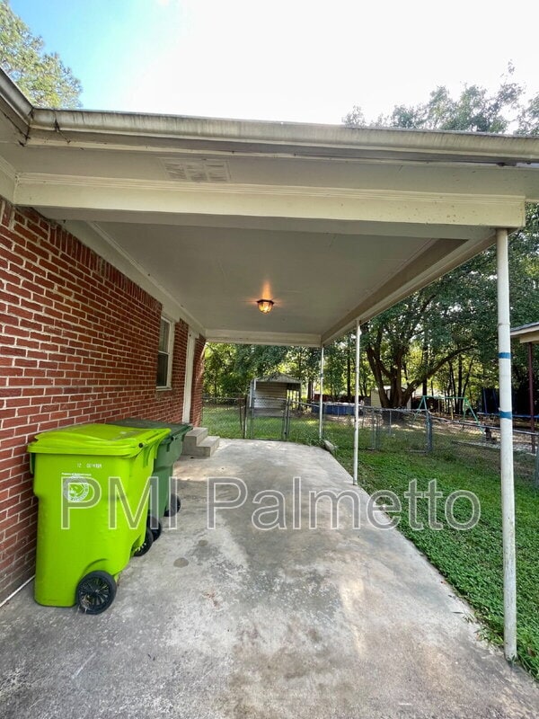 Photo - 216 Saddlefield Rd