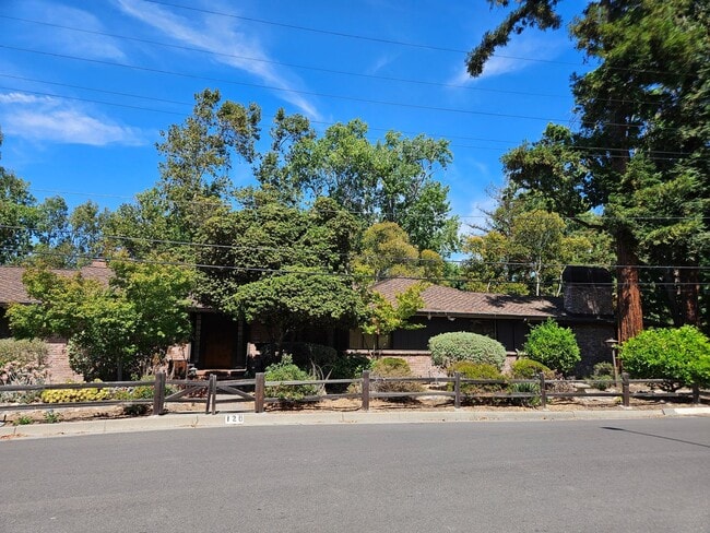 Building Photo - Coming Soon....Stunning 5 Bed 3 Bath Nagle... Rental