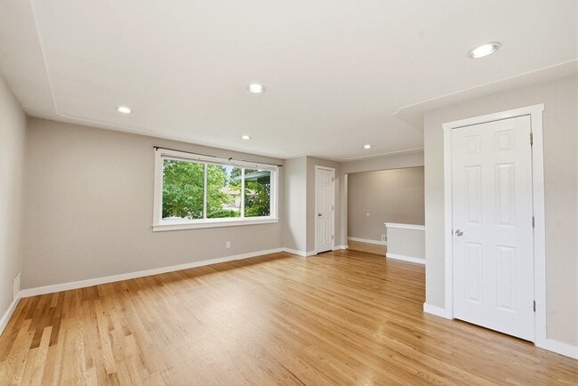 Photo - 5 bedroom, 3 1/2 bath, home with two master suites and 2 car garage.