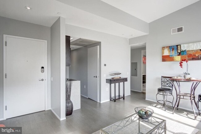 Building Photo - 2422 17th St NW Unit 301