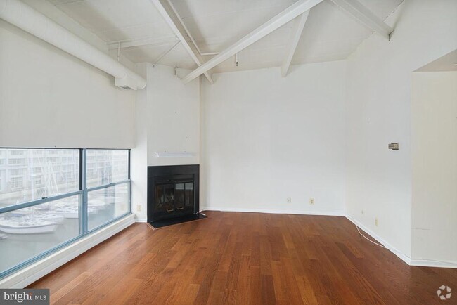 Building Photo - 3 N Christopher Columbus Blvd Rental