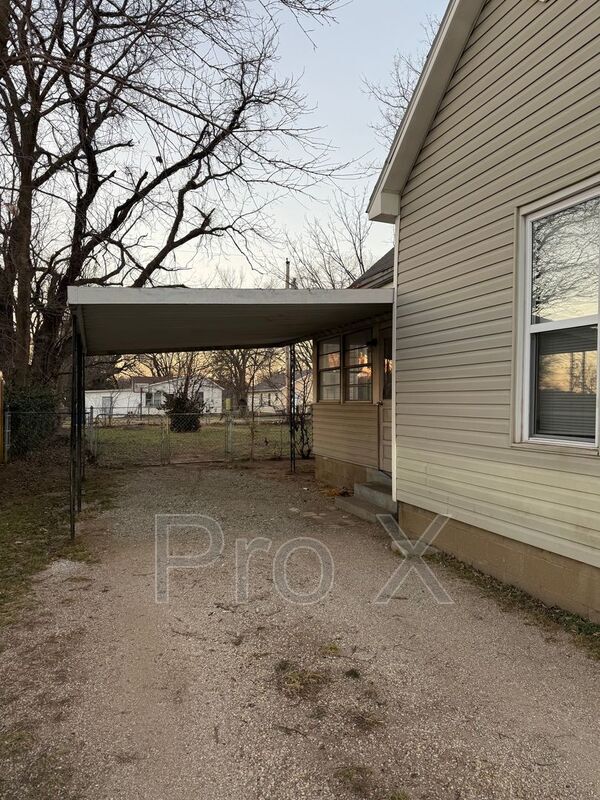 Photo - 820 N Indiana Ave