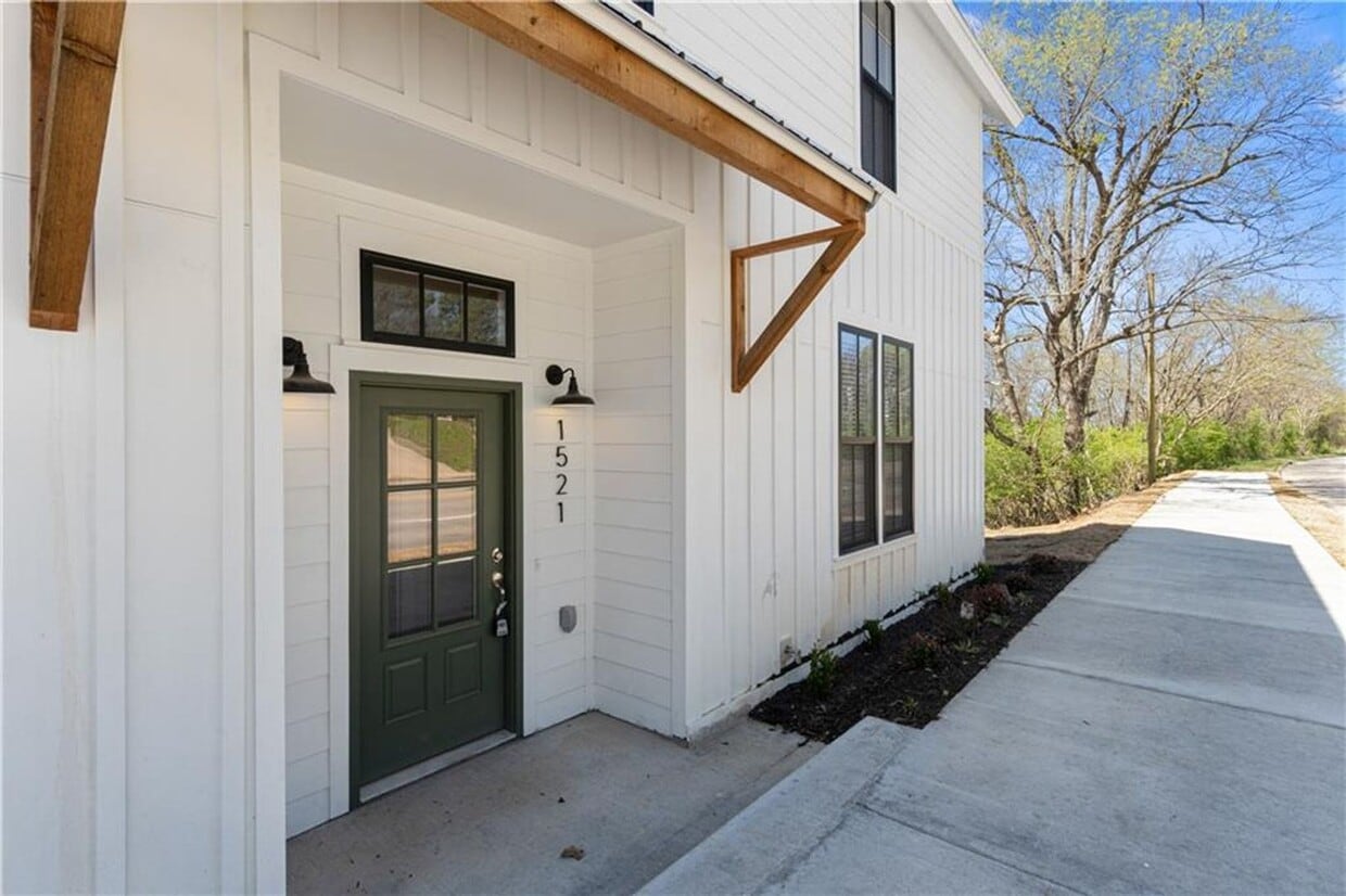 2 OR 3 bedroom 1.5 bath home close to U of A - 2 OR 3 bedroom 1.5 bath home close to U of A