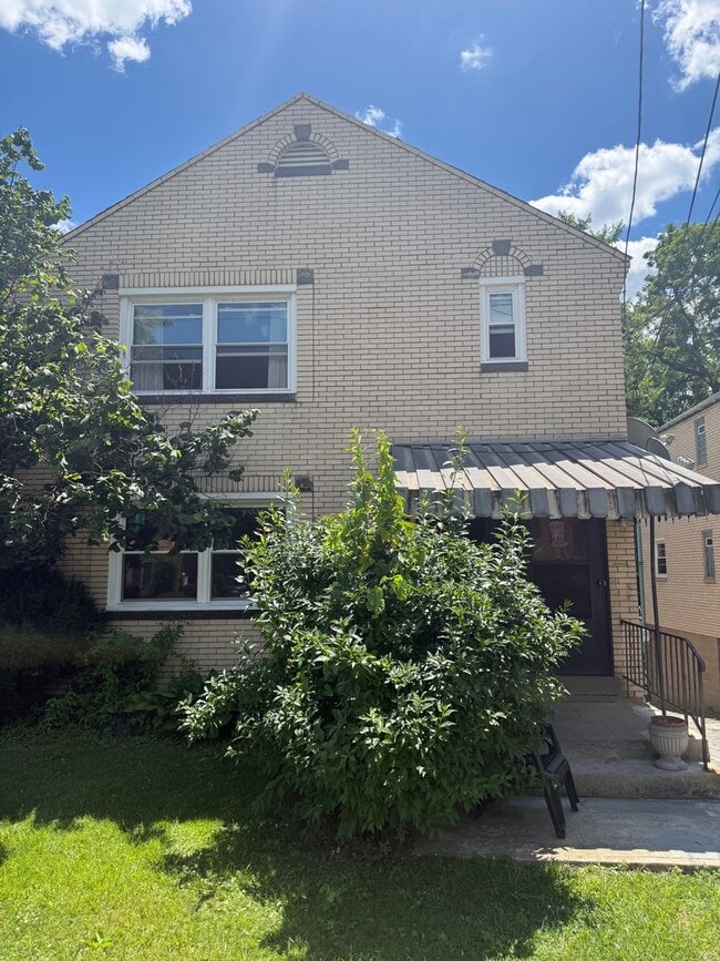 Building Photo - 2121 Pioneer Ave Unit Apt #1