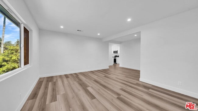 Building Photo - 126 S Manhattan Pl Unit 5 Rental