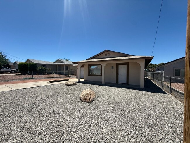 Building Photo - 3 Bedroom 2 Bathroom Home