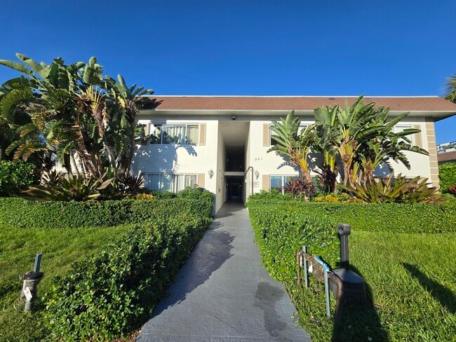 Building Photo - 201 SE 6th Ave Unit 16