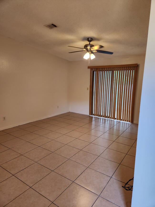 Living room - 8349 Country Walk Dr Unit D