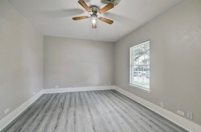 Photo - 3303 Illinois St