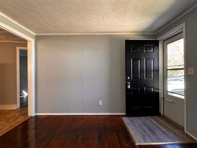 Building Photo - 1506 6th St SE Unit B