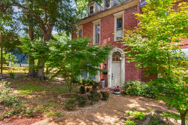 Building Photo - 806 Oakwood St