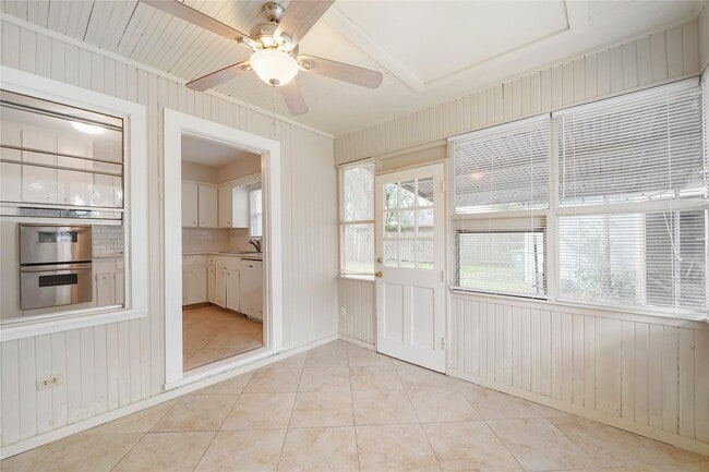 Photo - 1002 Waltway Dr