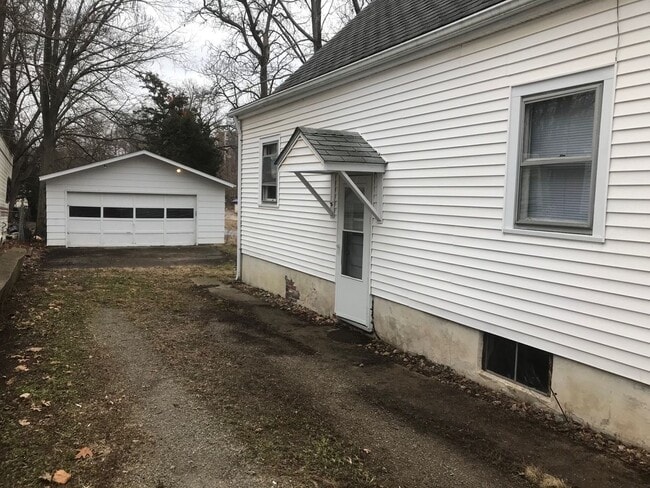 Photo - Cute 2 bedroom house next to park!