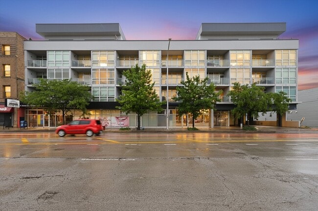 Building Photo - 1610 W Fullerton Ave