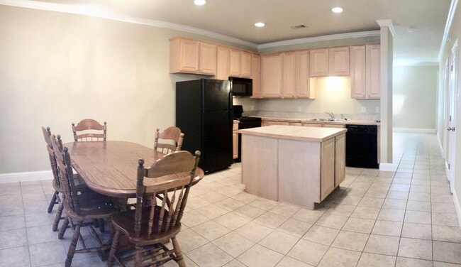 Photo - 3 Bedroom Townhouse Available now  in a de...