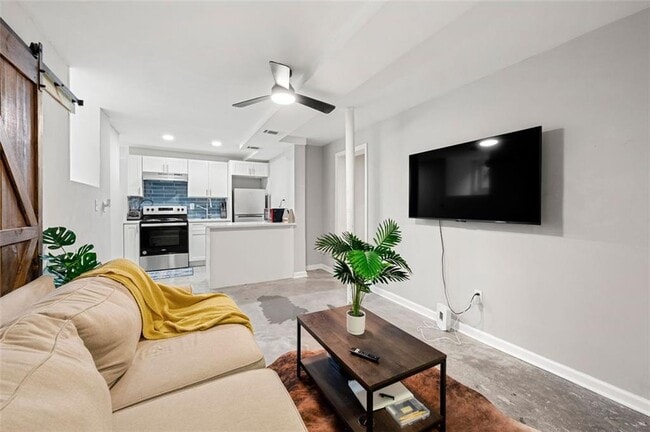 Photo - 653 Somerset Terrace NE