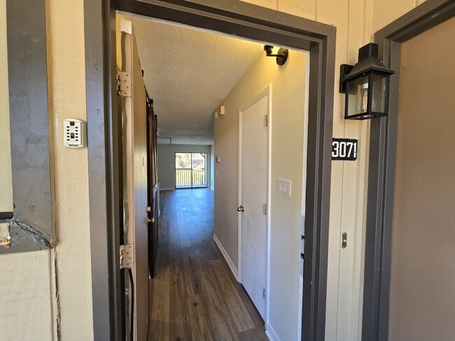 Building Photo - 3071 Huntleigh Dr