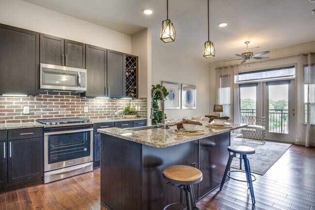 Building Photo - City Living, Elevated Unit SCR2