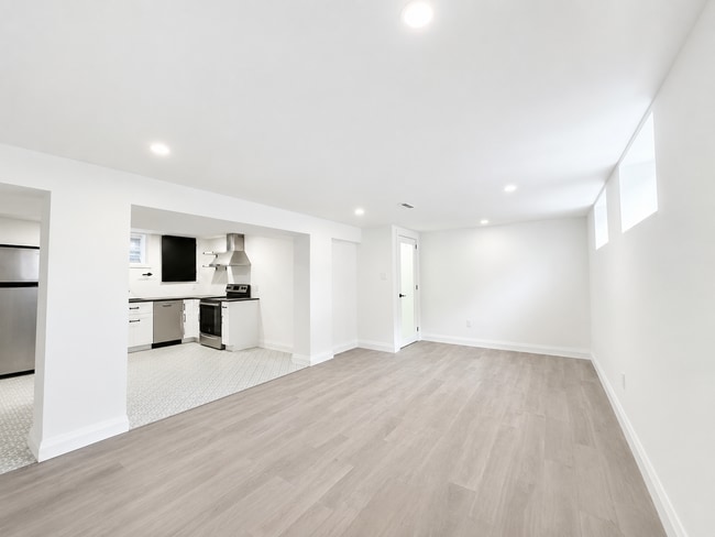 Photo - 908 Fennell Ave E