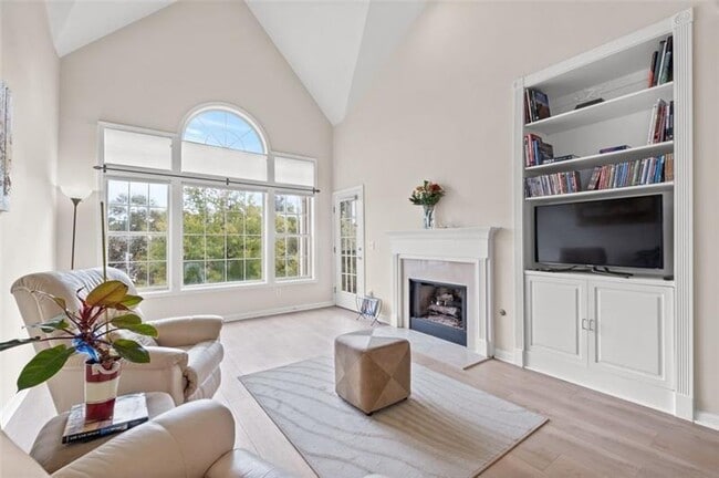 Building Photo - 3636 Habersham Rd NW Unit 1401