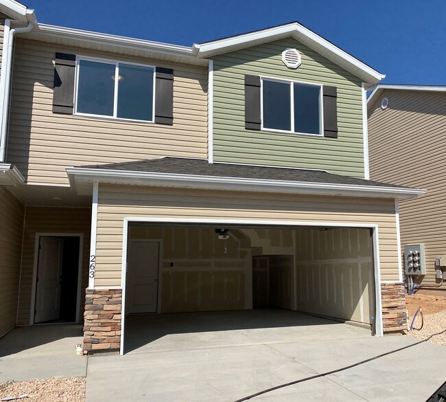 Building Photo - 3 Bed 2 1/2 Bath Townhome