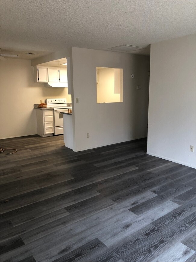 Building Photo - 2 WEEKS FREE RENT - Spacious duplex