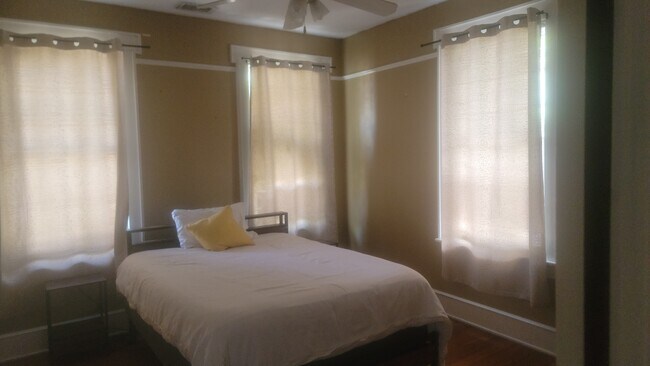 Photo - 146 W 6th St