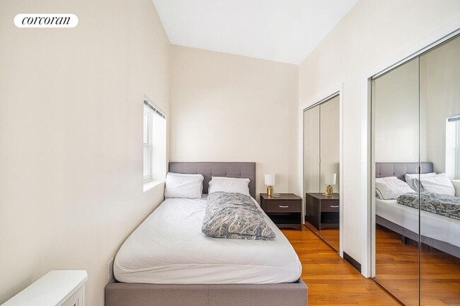 Photo - 30 E 18th St