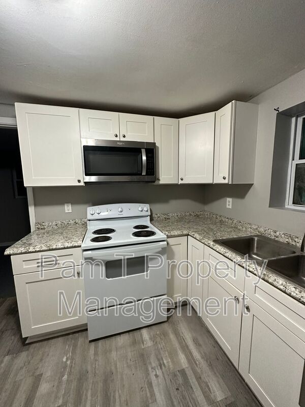 Photo - 1921 Cowan Ave