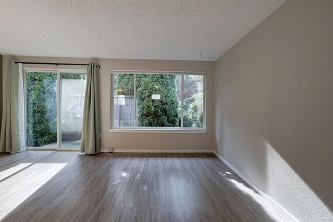 Photo - Large 2bd, 1.75ba Condo Available in Perfect Bellevue Location!