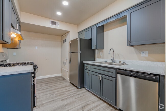 2BR, 1BA - 860 SF - Kitchen