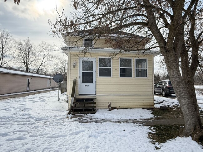 Building Photo - 2026 Renovation – Clean, Updated 2-Bedroom Near Shopping & Highways