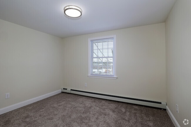 2BR, 1BA - 676SF - Bedroom - Manchester Gardens