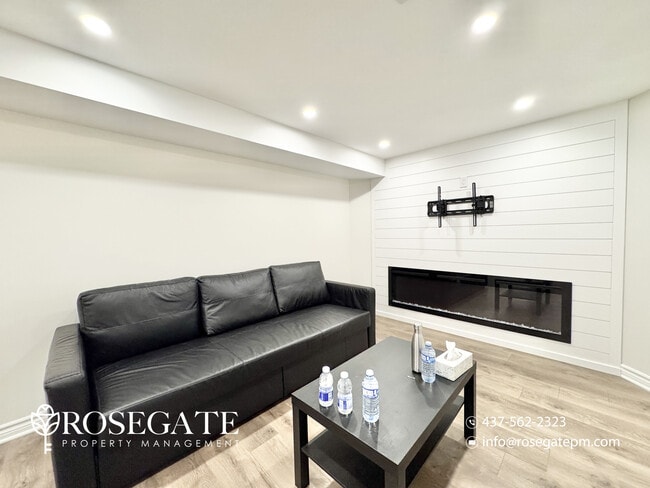 Photo - Cozy 1-Bedroom Corner Basement Apartment with Parking & Walk-Out Garage in Whitby Unité 2