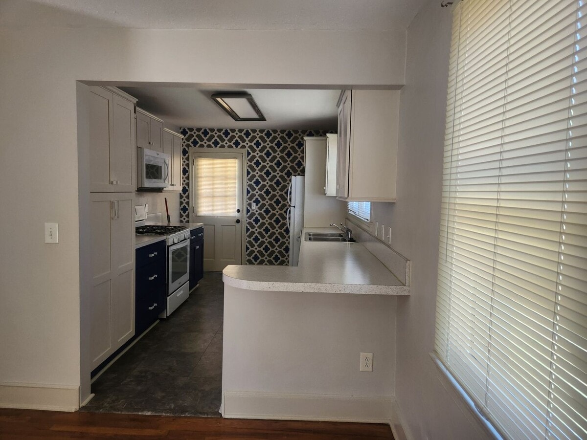 Photo - Lovely 2 Bedroom Bath