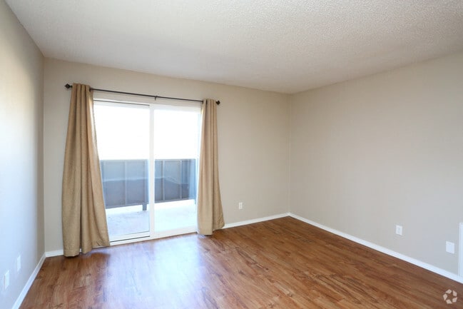 1BR, 1BA - 700SF - Living Area
