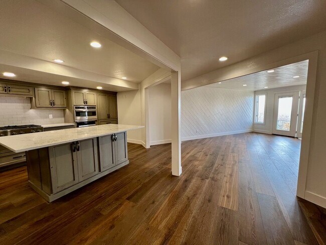 Photo - 425 Lakeview Way