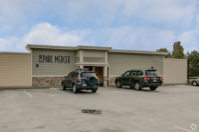 Building Photo - Downtown Mercer Island Condo Available Now!