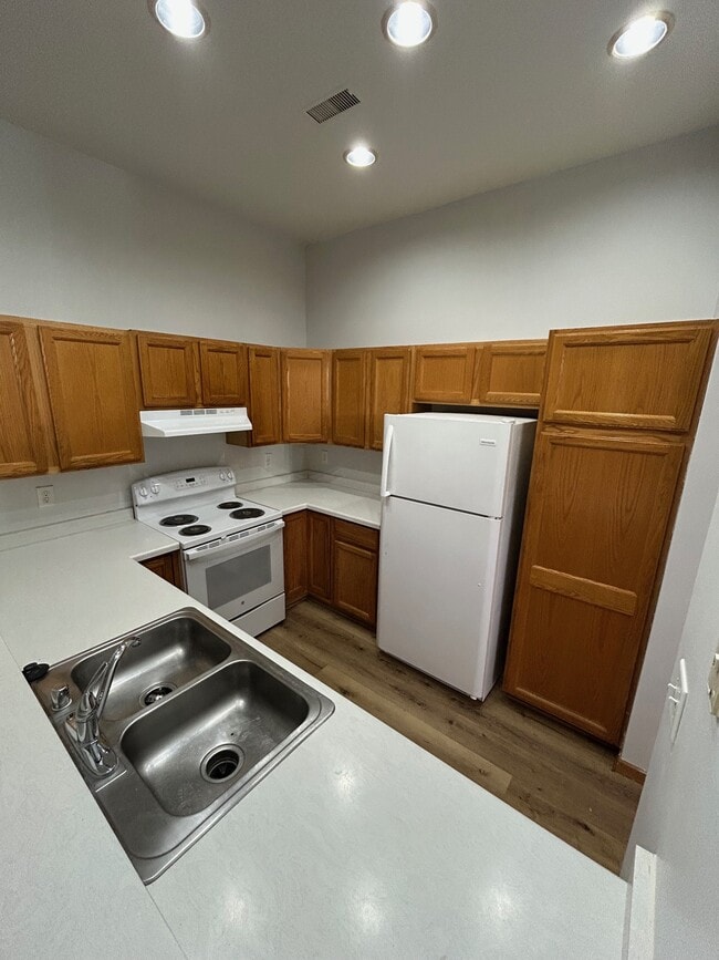 1317-1332 Hillwood Blvd