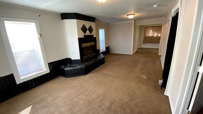 Photo - 3 Bedroom 1.5 Bath House Large 2 Car Detac...