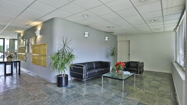 Lobby - 1200 S Corning St Unidad 206 Rental