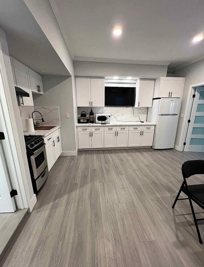 Building Photo - 8852 Bluffdale Dr Unit 1