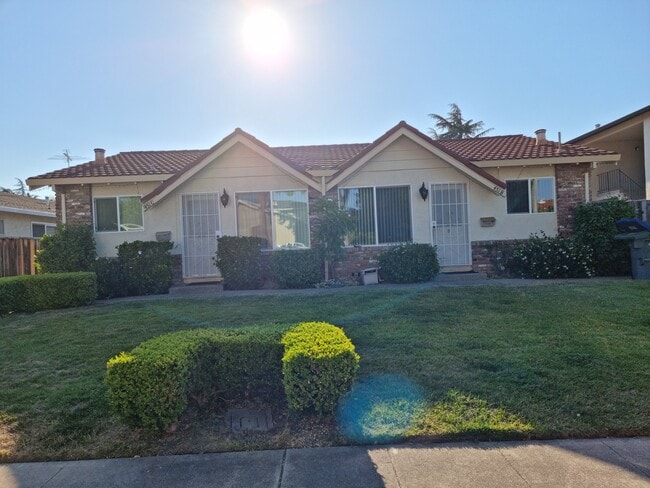 Apartment B - 451 Carneros Ave