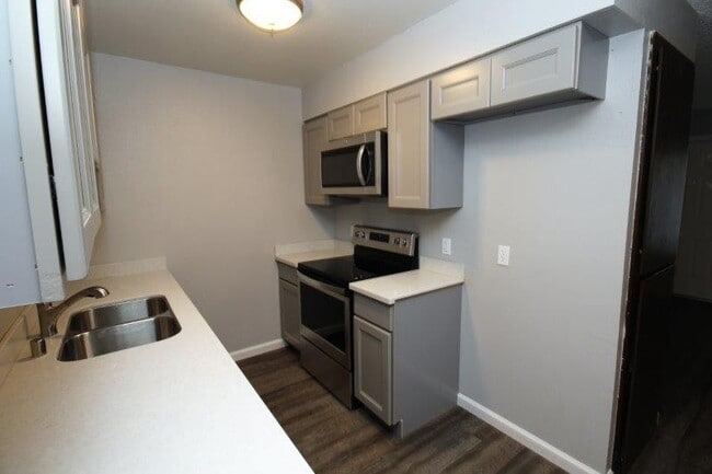 Building Photo - GREAT 1ST FLOOR CONDO