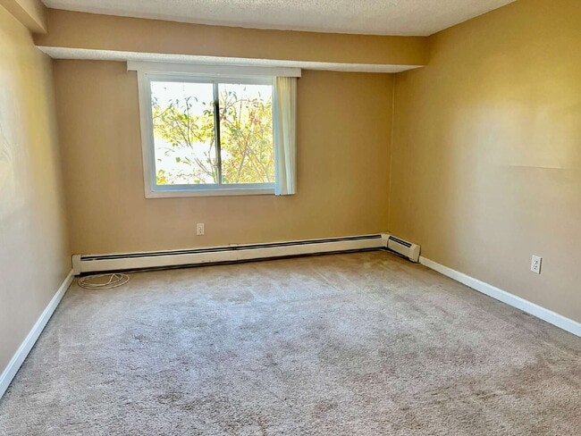 1 BED/1 BATH TOP FLOOR CONDO UNIT HEAT/HW INCLUDED