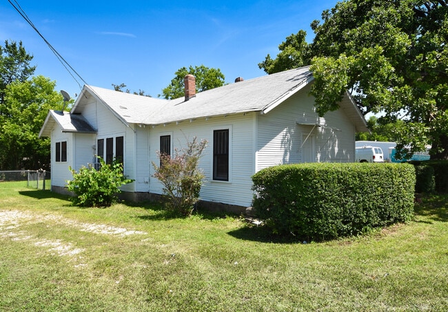 Building Photo - 2700 Woodlawn Blvd Rental