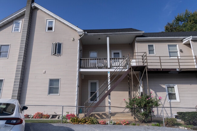 Building Photo - 48 N Church St Unit 2 Rental