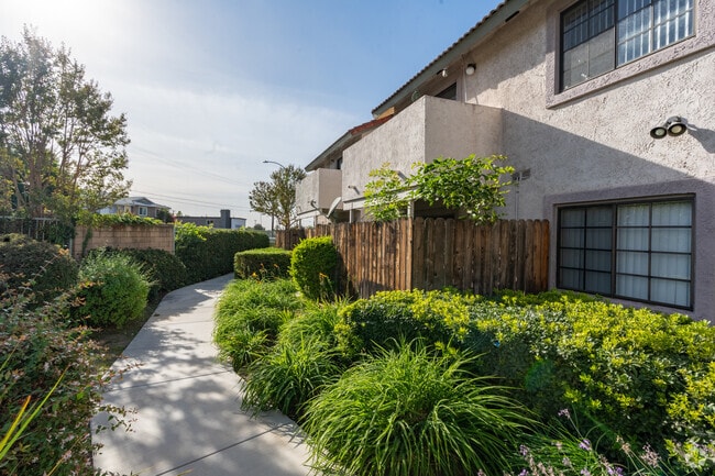 695 E 5th St Azusa, CA
