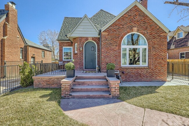 Building Photo - Available NOW! Fully Furnished 4 Bedroom 2 Bath Beautiful Home in Denver!