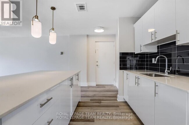 Photo - 325 Besserer St